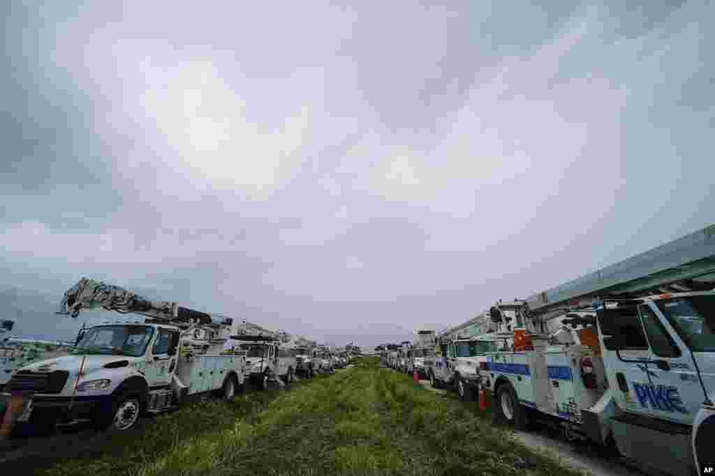 Los camiones utilitarios se preparan antes del huracán Ian, cerca de la autopista Florida Turnpike, el miércoles 28 de septiembre de 2022 en Wildwood, Florida.