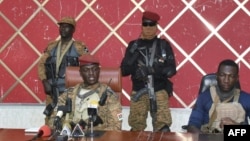 Le capitaine Ibrahim Traoré (à gauche) a renversé l'ex-chef de la junte militaire au pouvoir depuis janvier, le lieutenant-colonel Damiba.