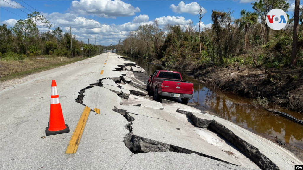 Una camioneta permanece atrapada a un lado de la carretera hacia Arcadia, dañada por la crecida del río Peace.