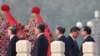 Para pemimpin China, termasuk Perdana Menteri Li Keqiang, yang dipimpin oleh Presiden Xi Jinping, meletakkan karangan bunga di Lapangan Tiananmen untuk memperingati Hari Martir pada malam Hari Nasional di Beijing, China, 30 September 2022. (Foto: REUTERS/Thomas Peter)