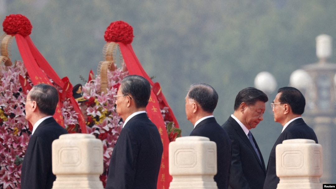 Para pemimpin China, termasuk Perdana Menteri Li Keqiang, yang dipimpin oleh Presiden Xi Jinping, meletakkan karangan bunga di Lapangan Tiananmen untuk memperingati Hari Martir pada malam Hari Nasional di Beijing, China, 30 September 2022. (Foto: REUTERS/Thomas Peter)