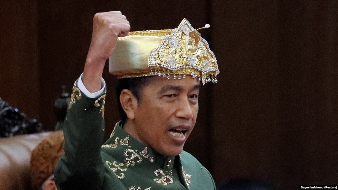 Presiden Joko Widodo mengenakan pakaian adat dari Bangka Belitung meneriakkan 'Merdeka' saat menyampaikan Pidato Kenegaraan menjelang Hari Kemerdekaan di Gedung DPR di Jakarta, 16 Agustus 2022. (Foto: Bagus Indahono via REUTERS)
