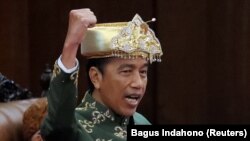 Presiden Joko Widodo mengenakan pakaian adat dari Bangka Belitung meneriakkan 'Merdeka' saat menyampaikan Pidato Kenegaraan menjelang Hari Kemerdekaan di Gedung DPR di Jakarta, 16 Agustus 2022. (Foto: Bagus Indahono via REUTERS)