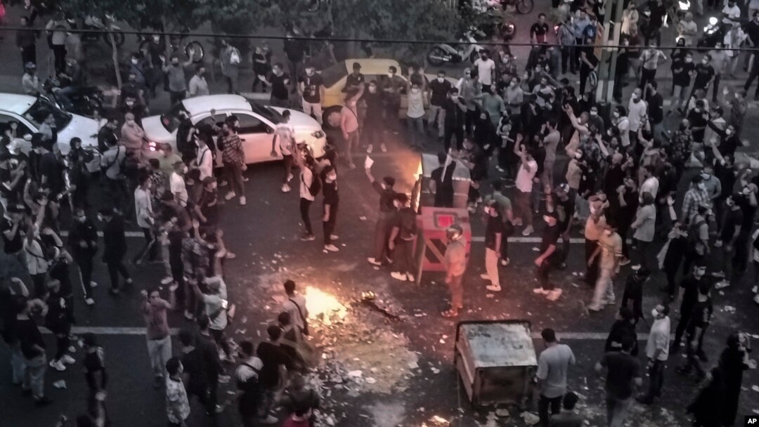 Warga Iran memprotes kematian wanita 22 tahun Mahsa Amini setelah dia ditahan oleh polisi moral, di Teheran, 20 September 2022. (Foto: AP)