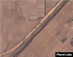 신압록강대교 북한 쪽 도로를 확대한 모습. 황색 덮개가 씌워져 있다. 자료=Planet Labs