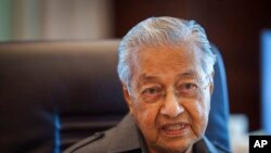 Mantan Perdana Menteri Malaysia Mahathir Mohamad berbicara saat wawancara dengan The Associated Press di kantornya di Kuala Lumpur, Malaysia, Jumat, 19 Agustus 2022. (Foto: AP)