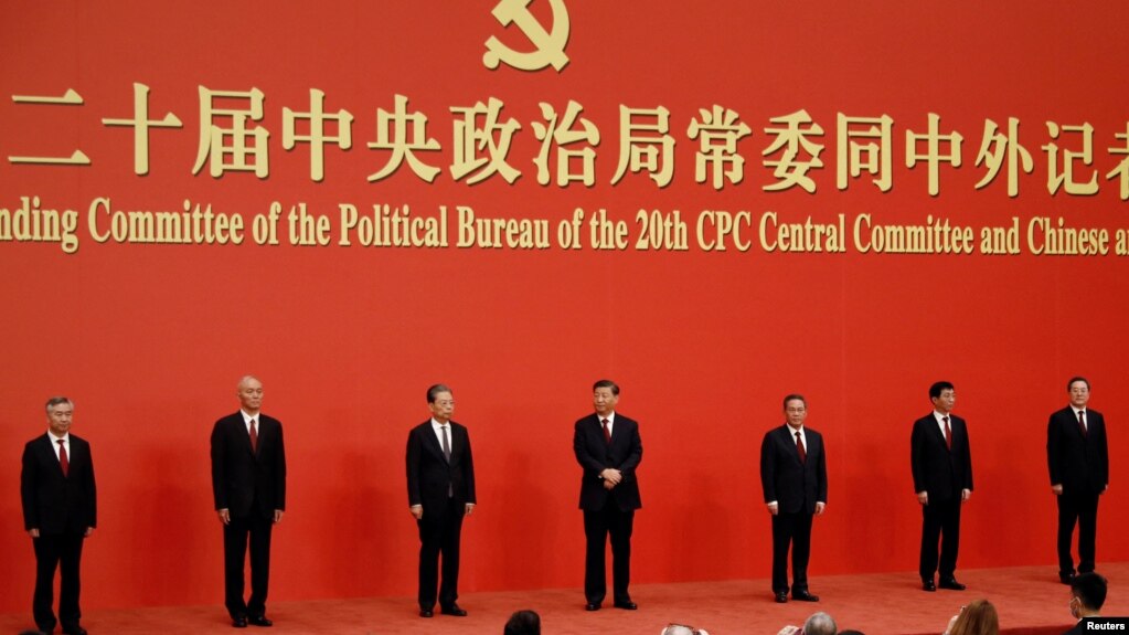 2022年10月23日，在中共二十届一中全会后，中共新一届中央政治局常委与中外媒体见面。(photo:VOA)