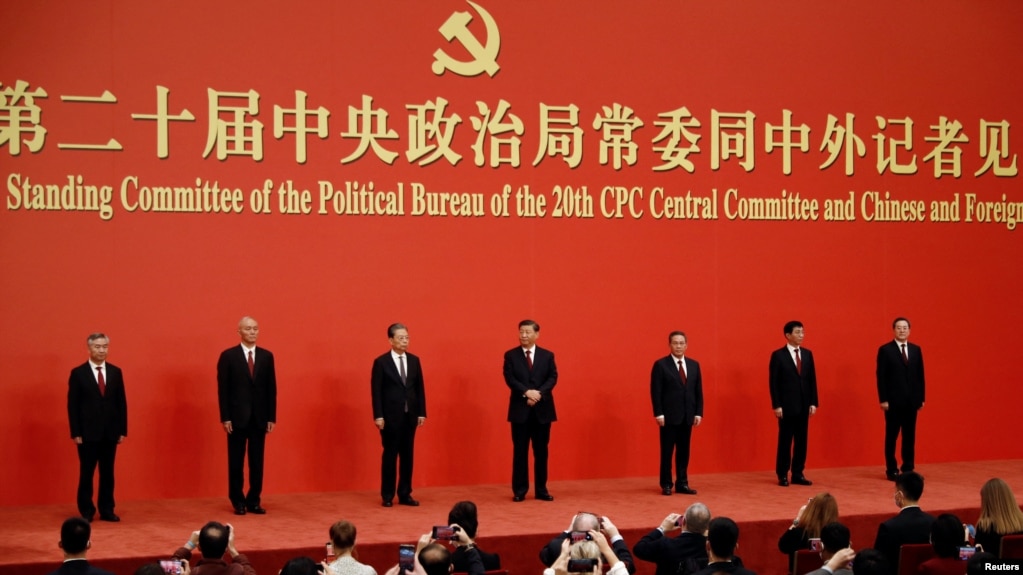 2022年10月23日，在中共二十届一中全会后，中共新一届中央政治局常委与中外媒体见面。(photo:VOA)