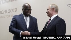 Président ya Russie Vladimir Putin ayambi président ya RDC (Ekolo Congo démocratique) Félix Antoine Tshilombo Tshisekedi, na bokutani ya Russie-Afrika na Sochi, 23 octobre 2019. Mikhail Metzel / SPUTNIK / AFP