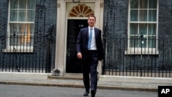 Menteri Keuangan Inggris yang baru, Jeremy Hunt meninggalkan kantor PM Inggris Downing Street 10 di London, setelah diangkat sebagai Menteri Keuangan menyusul pengunduran diri Kwasi Kwarteng, 14 Oktober 2022.