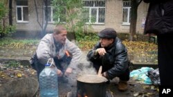 Los residentes cocinan afuera en Bakhmut, el sitio de la batalla más dura contra las tropas rusas en la región de Donetsk, Ucrania, el 26 de octubre de 2022.