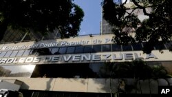 Entrada principal de la sede de la petrolera estatal Petróleos de Venezuela, PDVSA, en Caracas, Venezuela, el lunes 28 de enero de 2019.