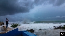 Uragan Ijen postao je veliki uragan dok se primiče kopnu zapadne Kube, u Džordž Taunu, Kajmanova ostrva, 26. septembra 2022.