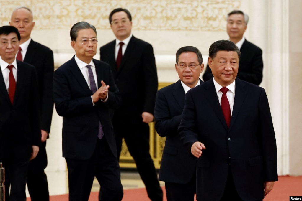 2022年10月23日，在中共二十届一中全会后，中共领导人习近平带领中共新一届政治局常委与中外媒体见面。(photo:VOA)