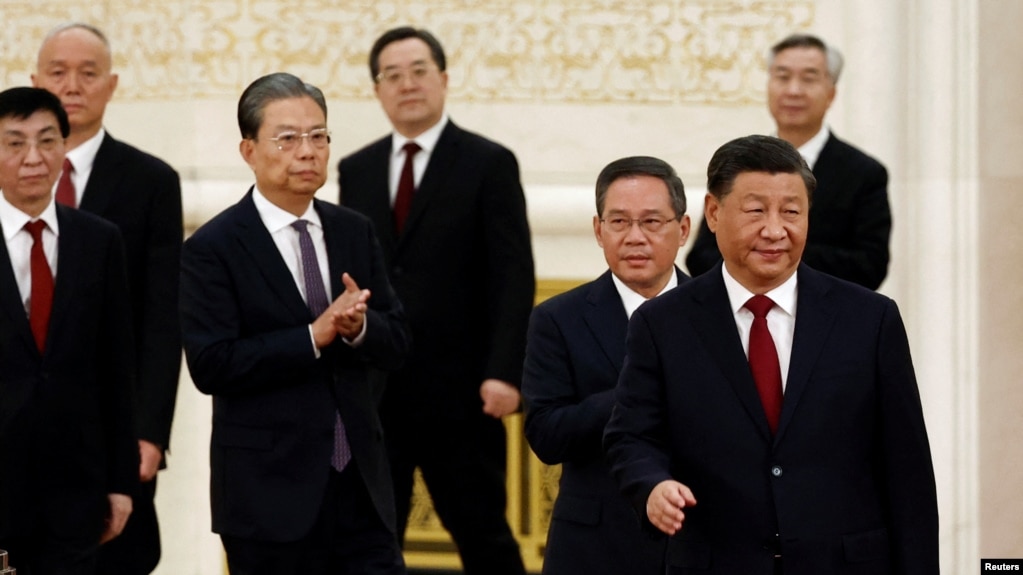 2022年10月23日，在中共二十届一中全会后，中共领导人习近平带领中共新一届政治局常委与中外媒体见面。左四为丁薛祥。(photo:VOA)