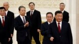 2022年10月23日，在中共二十届一中全会后，中共领导人习近平带领中共新一届政治局常委与中外媒体见面。左四为丁薛祥。