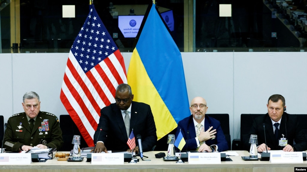 从右至左：乌克兰少将爱德华· 莫斯卡里奥夫、乌克兰国防部长阿列克谢·列兹尼科夫、美国国防部长劳埃德·奥斯汀和美国参谋长联席会议主席、陆军上将马克·米利在北约布鲁塞尔总部出席北约防长会议。(2022年10月12日)