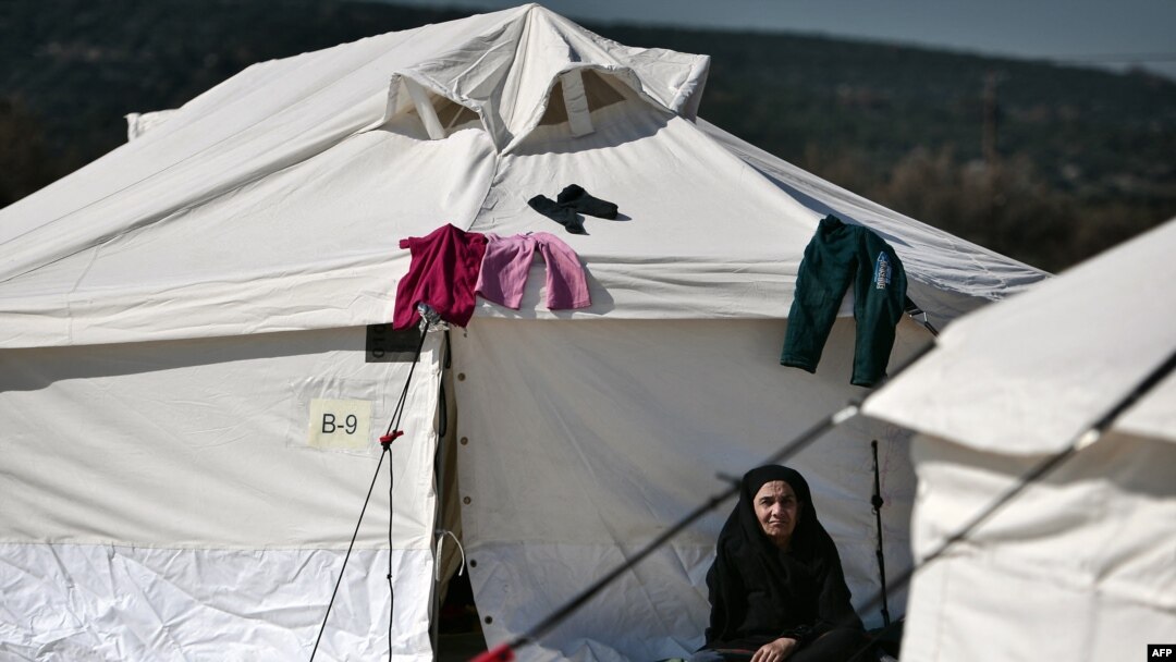 Ilustrasi - Seorang perempuan tua duduk di luar tenda pada 25 Februari 2016 di pusat relokasi untuk migran dan pengungsi di Schisto, dekat Athena.(LOUISA GOULIAMAKI / AFP)