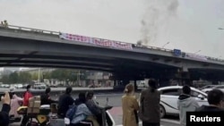 资料照片：北京海淀区四通桥2022年10月13日有抗议者悬挂要求习近平下台的标语横幅。互联网监管人员迅速删除在中国社交媒体平台广泛传播的横幅照片。