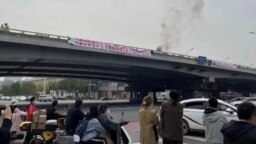 资料照片：北京海淀区四通桥2022年10月13日有抗议者悬挂要求习近平下台的标语横幅。互联网监管人员迅速删除在中国社交媒体平台广泛传播的横幅照片。