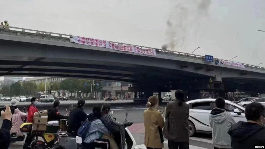 北京海淀区四通桥2022年10月13日有抗议者悬挂要求习近平下台的标语横幅。互联网监管人员迅速删除在中国社交媒体平台广泛传播的横幅照片。(photo:VOA)
