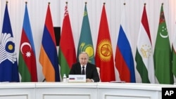 블라디미르 푸틴 러시아 대통령이 14일 카자흐스탄 수도 아스타나에서 열린 독립국가연합(CIS) 정상회의에서 발언하고 있다. CIS는 옛 소련권 국가 모임이다. 