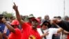 Les travailleurs de Transnet manifestent alors qu'une grève se poursuit à l'entrée du port de Durban, Afrique du Sud, le 17 octobre 2022.