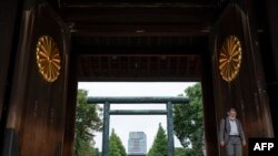 Seorang pria berjalan melalui pintu masuk ke Kuil Yasukuni yang kontroversial di Tokyo pada 18 Oktober 2022. (Richard A. Brooks / AFP)