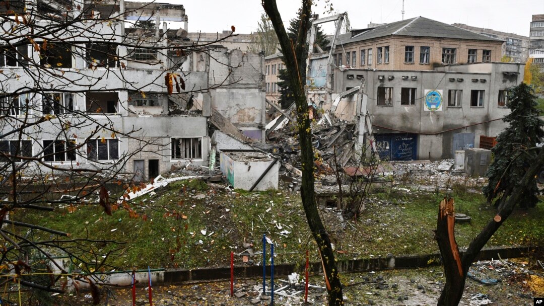Gedung-gedung yang rusak akibat serangan Rusia di Druzhkivka, wilayah Donetsk, Ukraina, Rabu, 26 Oktober 2022. (AP/Andriy Andriyenko)
