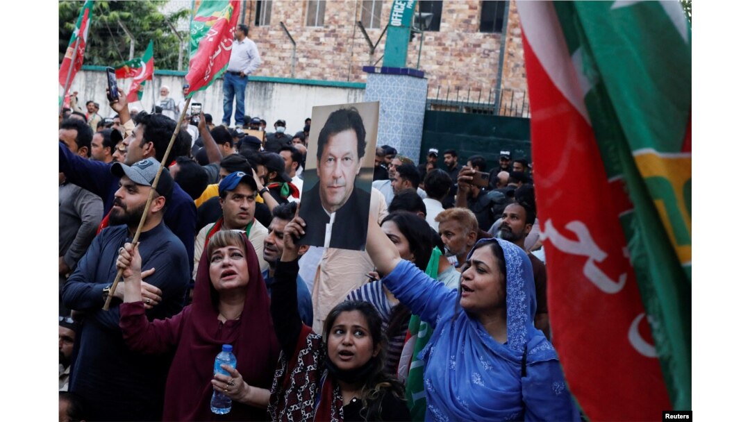 Pendukung partai politik Pakistan Tehreek-e-Insaf (PTI) berkumpul, setelah Komisi Pemilihan Umum Pakistan mendiskualifikasi mantan Perdana Menteri Imran Khan atas tuduhan menjual hadiah negara secara tidak sah, selama protes di Karachi. (Foto: Reuters)