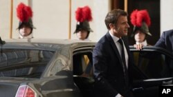 El presidente de Francia, Emmanuel Macron, llega al Vaticano para reunirse con el papa Francisco el lunes 24 de octubre de 2022. (AP Foto/Alessandra Tarantino)