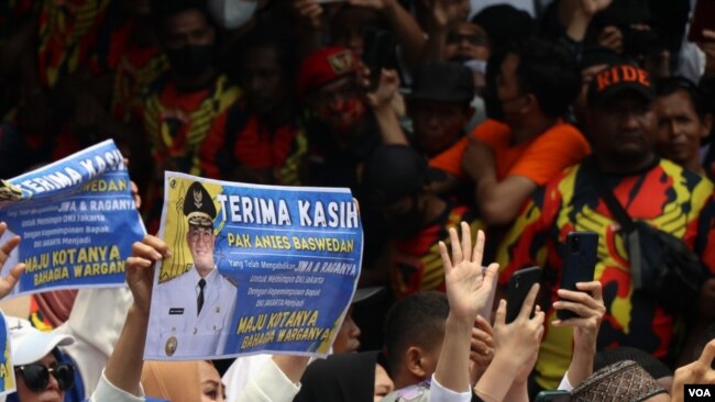 Ribuan massa pendukung Anies Baswedan menghadiri acara perpisahan yang digelar di Balai Kota DKI pada Minggu (16/10) lalu. Mereka juga mendukung majunya Anies sebagai calon presiden dalam pemilu 2024 mendatang. (VOA/Indra Yoga)