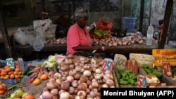 ARCHIVES - Une vendeuse de légumes sur un marché du quartier de Poto-Poto à Brazzaville, le 5 septembre 2015. 