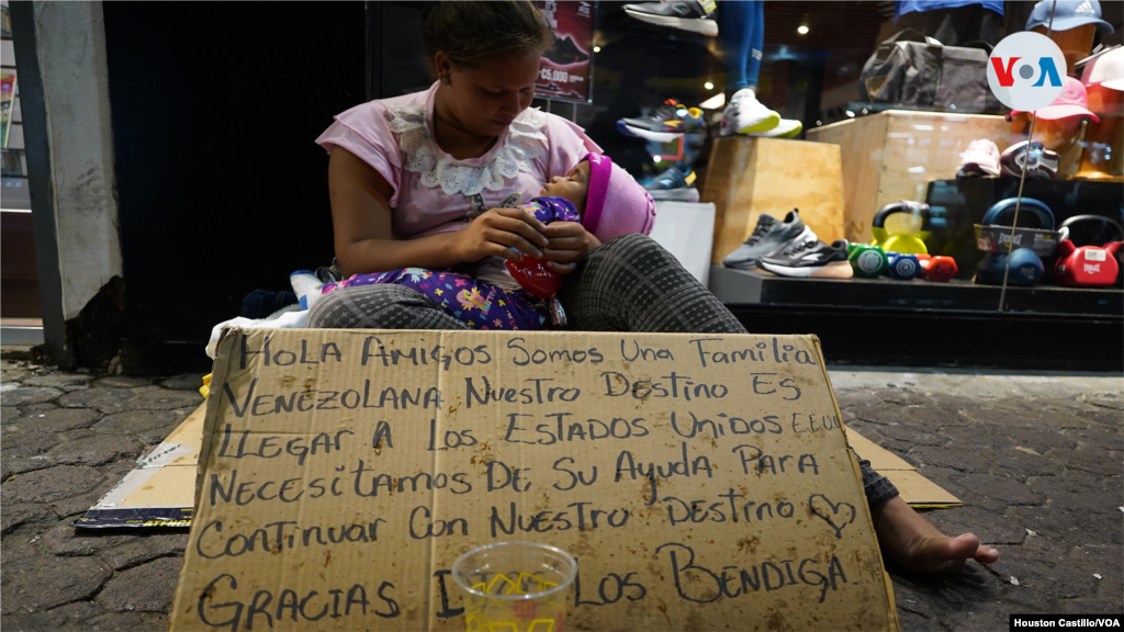 Una mujer venezolana junto a su hija en una calle oscura de San José, Costa Rica. Foto Houston Castillo, VOA