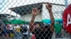 Un migrante venezolano se apoya en una cerca en un almacén comercial que se utiliza como refugio temporal en la Ciudad de Panamá, el martes 25 de octubre de 2022. (Foto AP/Arnulfo Franco)