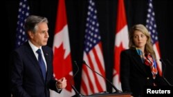 Menteri Luar Negeri Kanada Melanie Joly (kanan) mendengarkan Menteri Luar Negeri AS Antony Blinken saat memberikan keterangan dalam konferensi pers, di Ottawa, Ontario, Kanada 27 Oktober 2022.