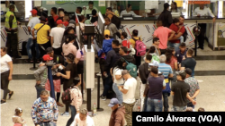 Migrantes venezolanos hacen fila en las taquillas de la Terminal de Transporte del Norte de Medellín, para comprar un boleto de autobús, el 5 de octubre de 2022. 