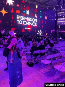 Nancy Susatyo-Soqui saat menonton konser BTS 'Permission to Dance' di AS (dok: Nancy Susatyo-Soqui)