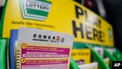 Rak dengan kartu yang dapat digunakan untuk memilih nomor mereka sendiri untuk membeli tiket lotere Powerball, di Prospect, Pa., Jumat, 28 Oktober 2022. Jackpot hari Sabtu memproyeksikan kemenangan sekitar $825 juta adalah yang tertinggi kelima dalam sejarah AS. (Foto AP/Keith Srakocic)