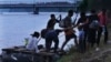 Migrantes venezolanos llegan al lado mexicano de la frontera después de cruzar en balsa el río Suchiate, la frontera entre Guatemala y México, cerca de Ciudad Hidalgo, estado de Chiapas, México, el martes 4 de octubre de 2022.