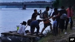 Migrantes venezolanos llegan al lado mexicano de la frontera después de cruzar en balsa el río Suchiate, la frontera entre Guatemala y México, cerca de Ciudad Hidalgo, estado de Chiapas, México, el martes 4 de octubre de 2022.