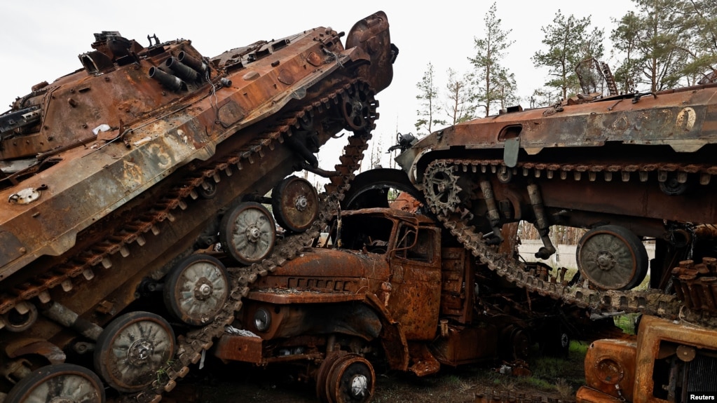 被摧毁的俄罗斯坦克和装甲车堆积在最近被乌军解放的顿涅茨克州的利曼镇。(2022年10月5日)(photo:VOA)