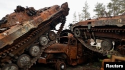 被摧毁的俄罗斯坦克和装甲车堆积在最近被乌军解放的顿涅茨克州的利曼镇。(2022年10月5日)