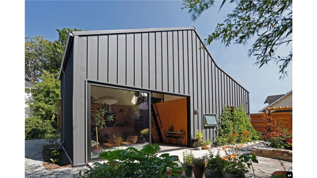 Contoh rumah hemat energi. (Mark Woods Photography for Bigger Than Tiny, Smaller Than Average via AP)