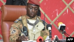 Le jeune capitaine de 34 ans a renversé vendredi le lieutenant-colonel Damiba, lui même putschiste en janvier 2022.