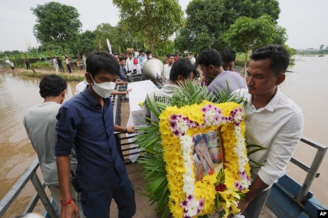 រូបថតនៃ​ជន​រងគ្រោះ​ម្នាក់​នៅ​ក្នុង​ឧប្បតិ្តហេតុ​លិច​ទូក​ដ​នៅ​ខេត្តកណ្តាល​កាល​ពី​យប់​ថ្ងៃ​ព្រហស្បតិ៍ ត្រូវ​បាន​សាច់ញាតិ​កាន់ក្នុង​អំឡុង​បុណ្យ​សព​នៅ​ភូមិ​កោះចំរើន​ ​ឃុំ​កំពង់​ភ្នំ ស្រុក​លើក​ដែក ខេត្ត​កណ្តាល កាល​ពី​ថ្ងៃ​សុក្រ​ទី​១៤ ខែ​តុលា ឆ្នាំ​២០២២។