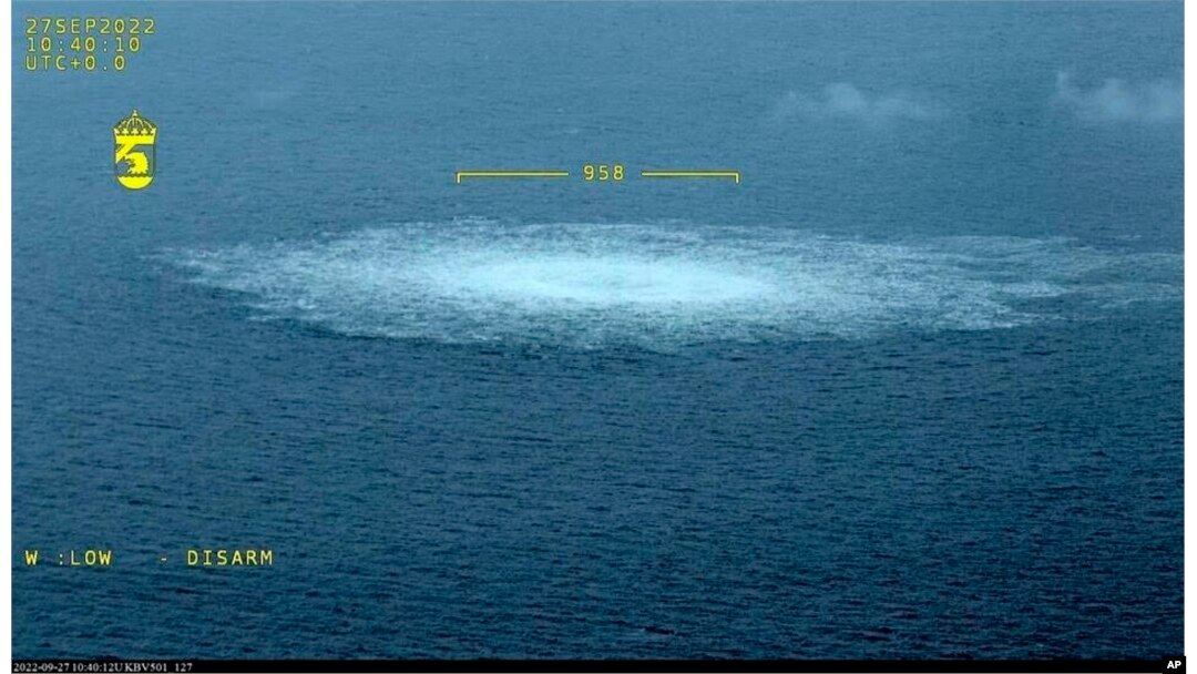 Kebocoran gas di Laut Baltik dari Nord Stream difoto dari pesawat Penjaga Pantai pada hari Rabu, 27 September 2022. (Penjaga Pantai Swedia melalui AP)