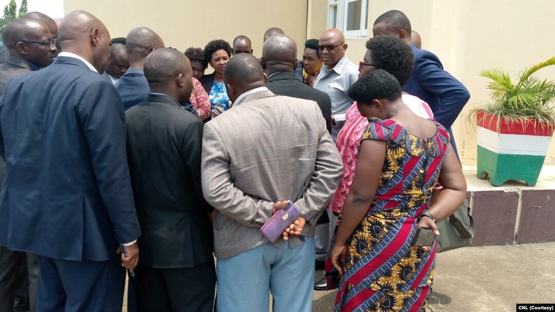 Agaton Rwasa kumwe n'abashingamateka bagenzi biwe igihe bakinjura