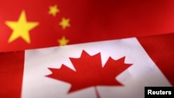 资料照片：中国国旗与加拿大国旗。(路透社)
