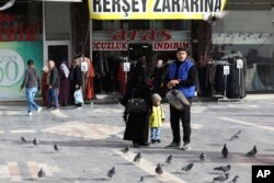 Turki Paksa Ratusan Orang Kembali ke Suriah